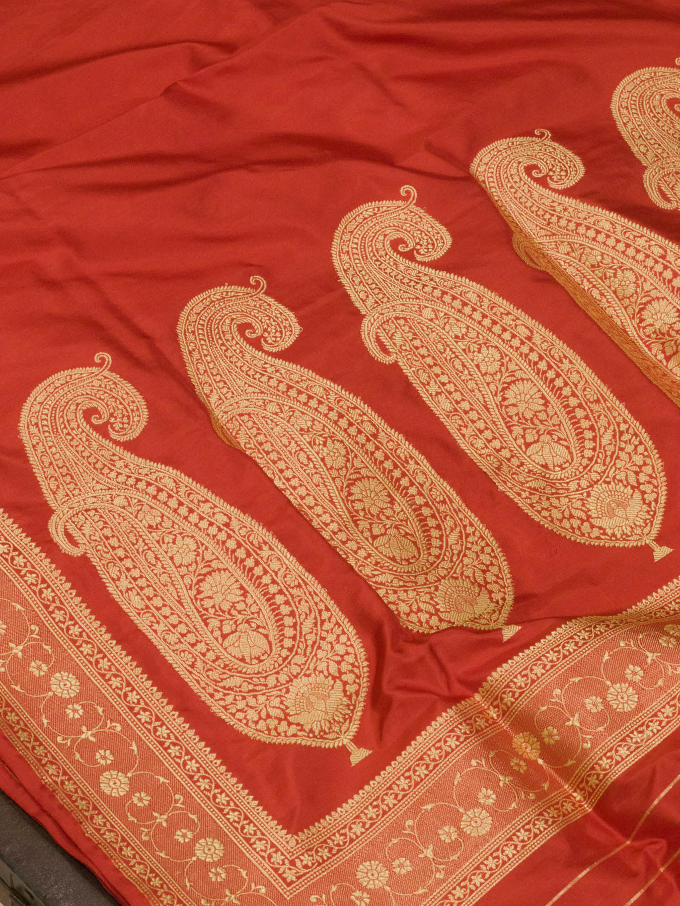 Pure Katan Silk Red Banarasi Bright Handloom Plain Saree with Kadhwa Gold Zari Buta Pallu - close-up - ZARISPIRE