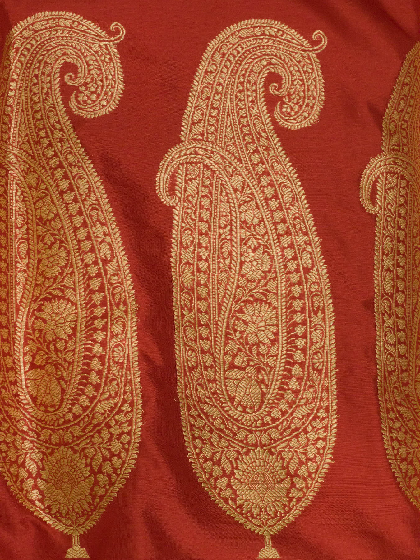 Pure Katan Silk Red Banarasi Bright Handloom Plain Saree with Kadhwa Gold Zari Buta Pallu - close-up - ZARISPIRE
