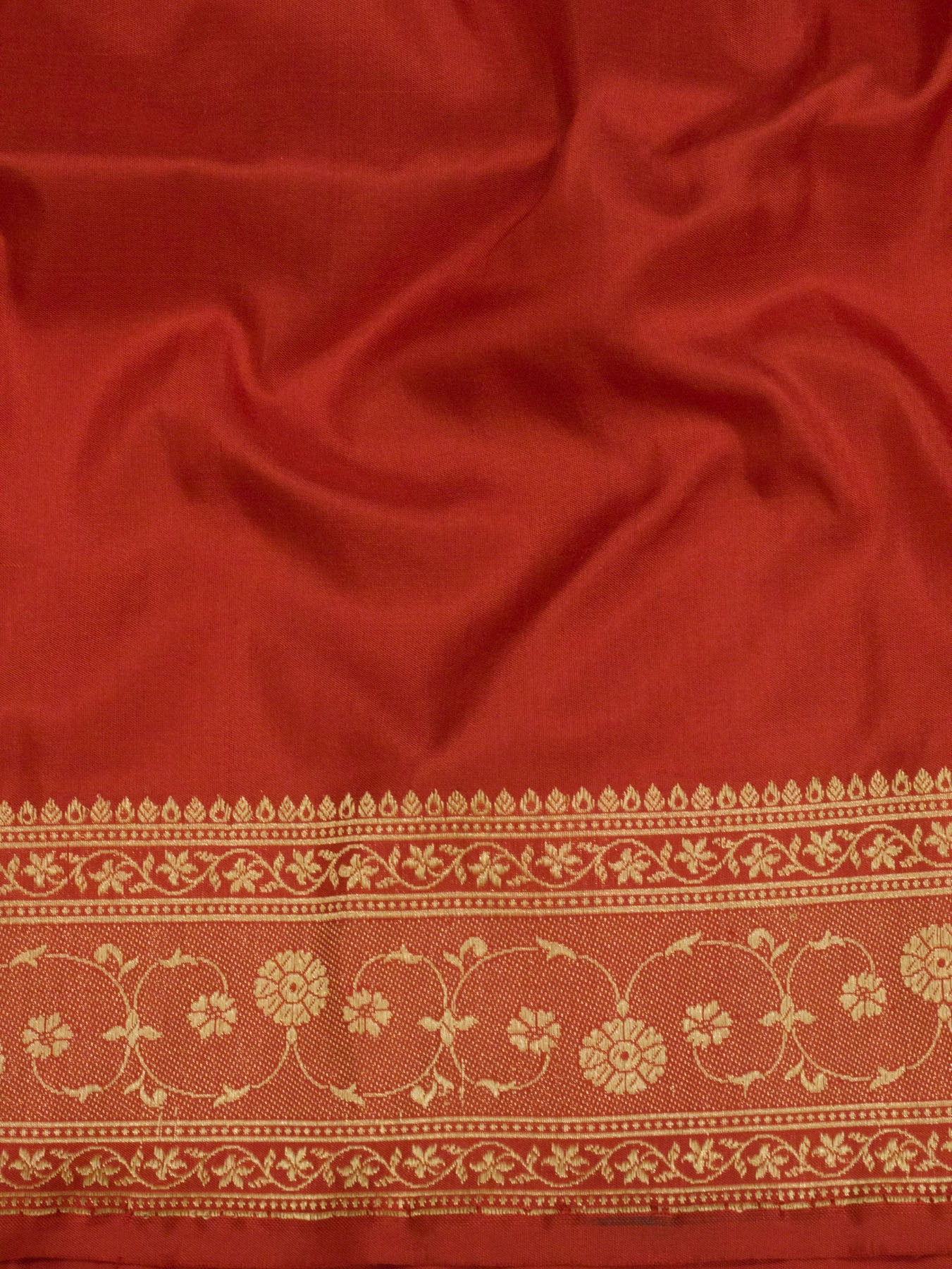 Pure Katan Silk Red Banarasi Bright Handloom Plain Saree with Kadhwa Gold Zari Buta Pallu - close-up of border - ZARISPIRE