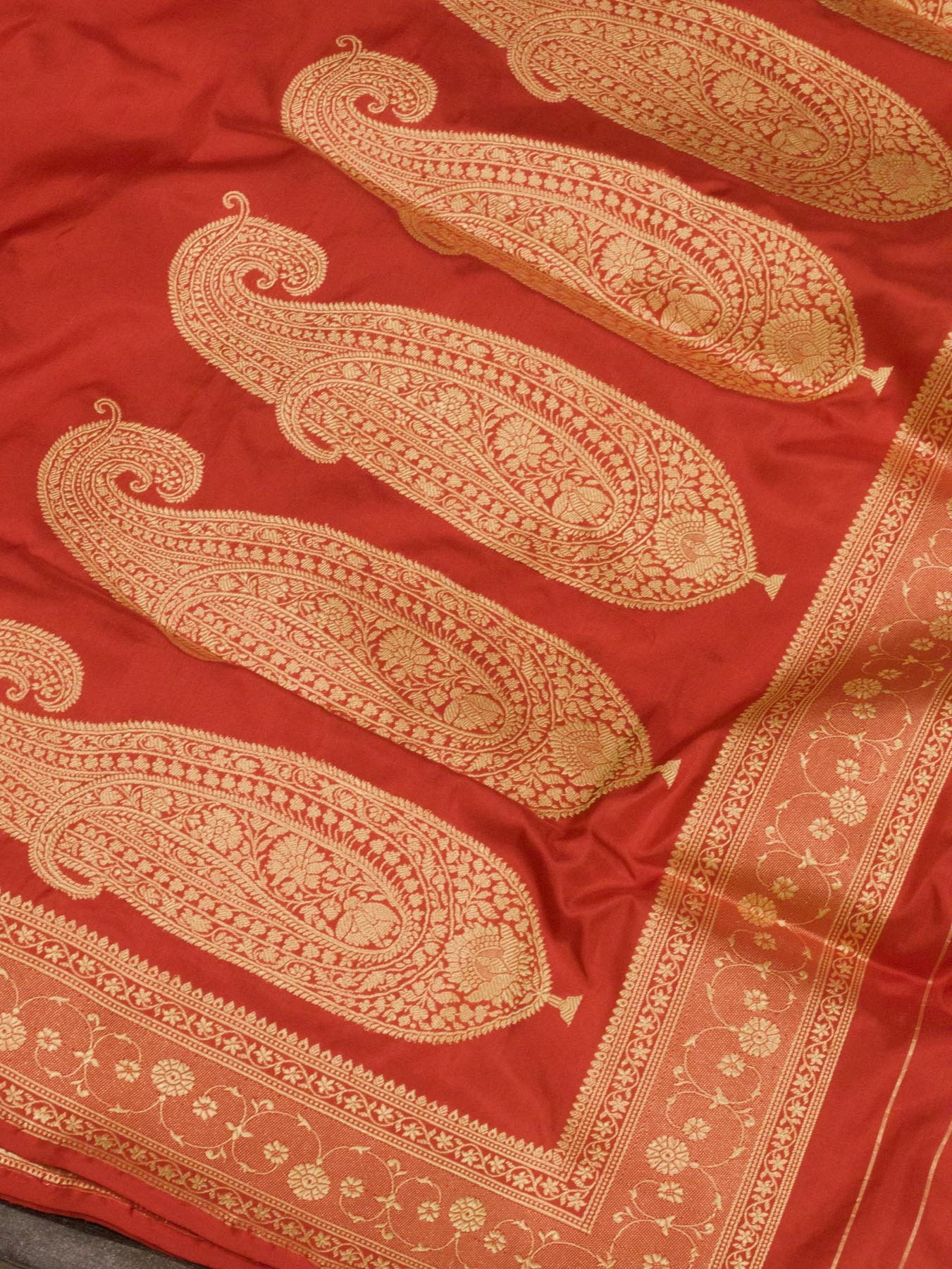 Pure Katan Silk Red Banarasi Bright Handloom Plain Saree with Kadhwa Gold Zari Buta Pallu - close-up detail - ZARISPIRE